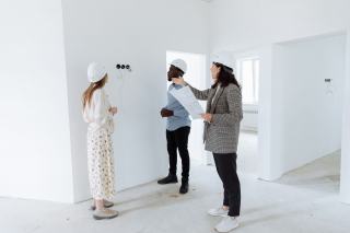 Conseiller en rénovation énergétique examinant des plans avec des propriétaires