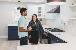 Conseiller en rénovation énergétique examinant des plans avec des propriétaires