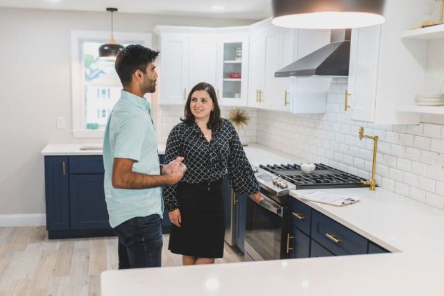 Accompagnement d'un projet de rénovation énergétique Conseiller en rénovation énergétique examinant des plans avec des propriétaires