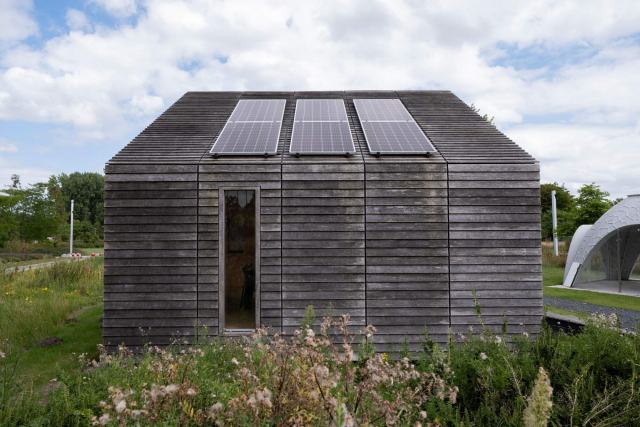 Rénover son logement avec des matériaux et des techniques écologiques Maison en bois écologique équipée de panneaux solaires