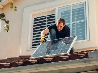 Photo d'illustration montrant panneaux solaires photovoltaiques poses sur toit de maison