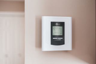 Chaudière murale à gaz installée dans un local technique