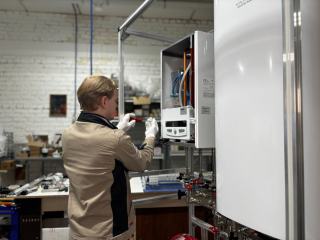 Chaudière murale à gaz installée dans un local technique